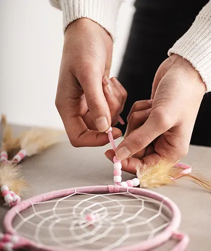 Álomfogó készítése, kézműves vállalkozások weboldalainak SEO optimalizálását illusztráló kép