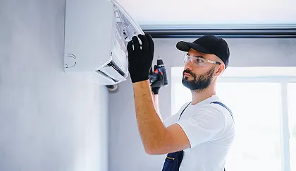 Klímaszerelő munka közben, helyi szolgáltatók weboldalainak Google keresőoptimalizálását illusztráló fotó