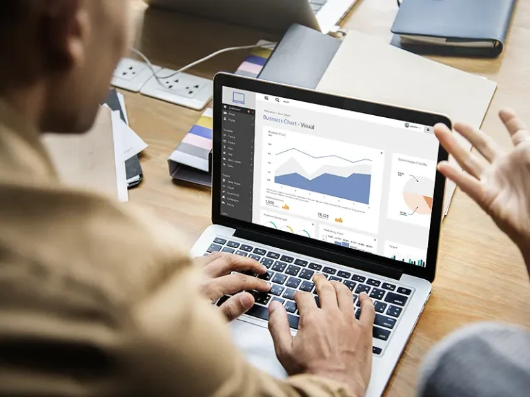 Weboldal optimalizálás során elemzett statisztikák és grafikonok egy laptop képernyőjén, meglévő weboldal teljesítményének vizsgálata közben