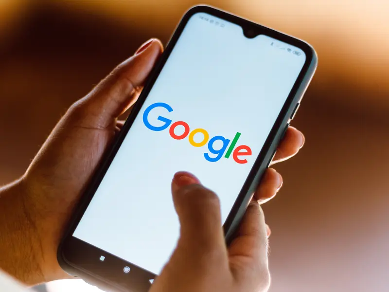 Weboldal hitelessége a Google szemében, felhasználó, aki a Google keresőt használja egy mobilkészüléken