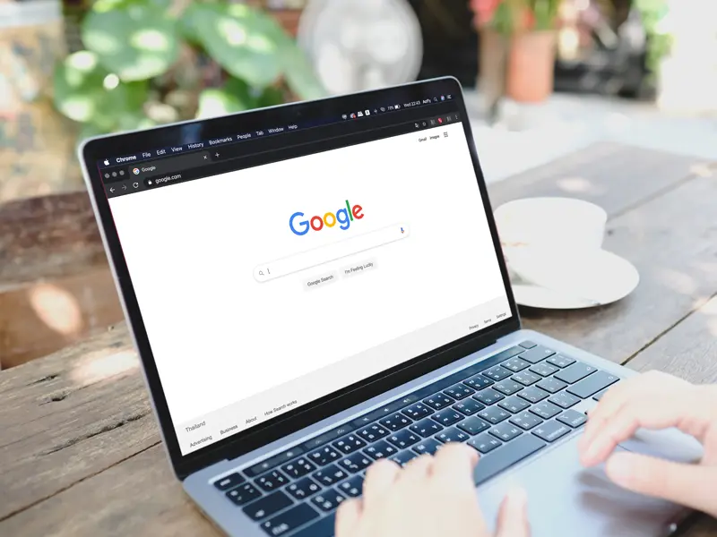 Google kereső megjelenése laptop képernyőjén, amely azt szemlélteti, hogyan értelmezi a Google egy weboldal tartalmát és struktúráját a keresési szándék alapján