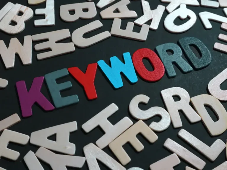 Kulcsszó keresés folyamata a keresőoptimalizálásban, kiemelve az alacsony versenyű, magas keresésű kifejezéseket