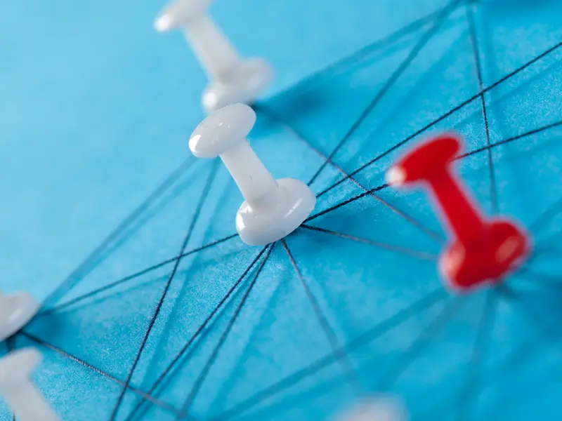 Egy lokális SEO stratégia vizuális ábrázolása összekapcsolódó pontok és fókuszterületek mentén