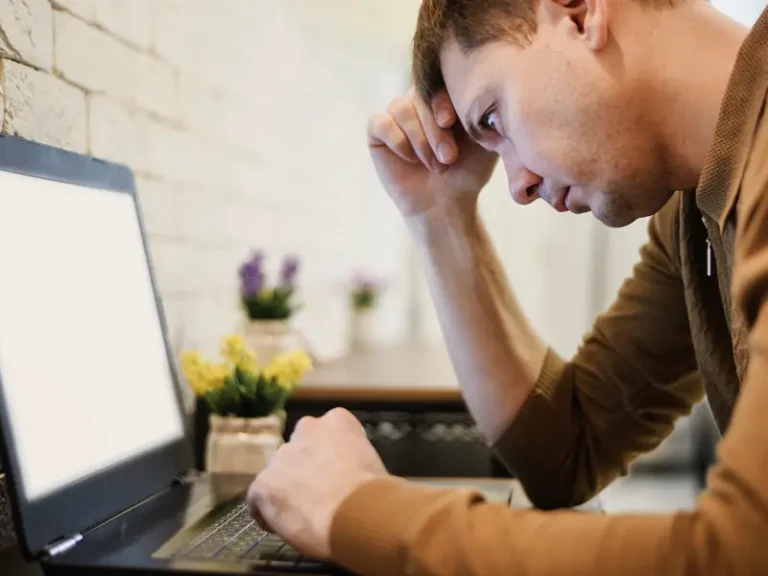 Miért tűnnek el oldalak a Google találatokból, weboldal tulajdonos, aki a rangsorolási visszaesést és SEO problémákat vizsgálja