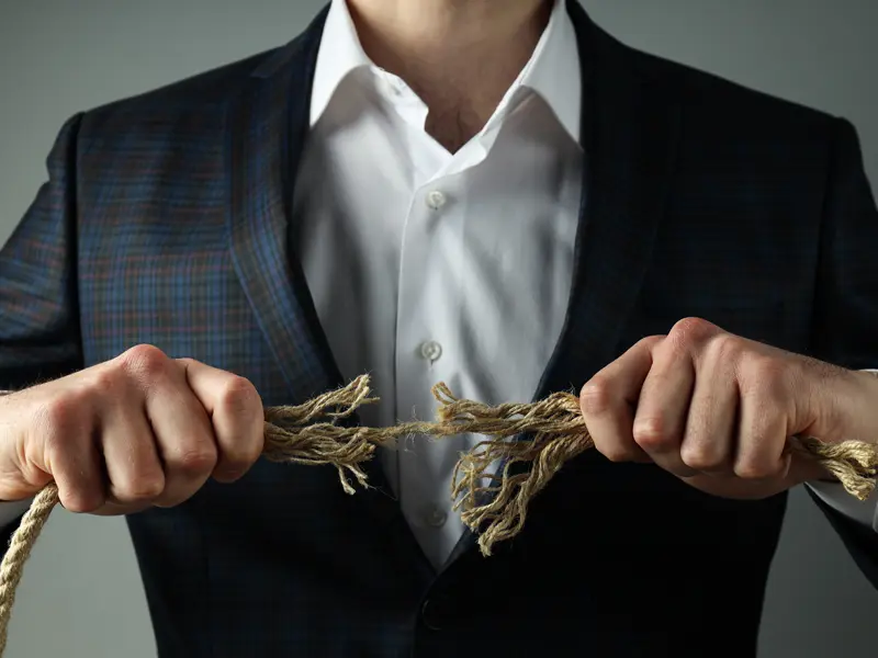 SEO manipulálása vizuálisan, feszülő kötél, amely a rövid távú keresőoptimalizálási megoldások hosszú távú kudarcát szimbolizálja