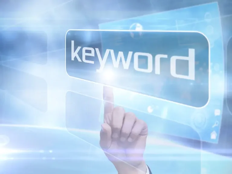 Digitális felületen megjelenő kulcsszó választó elemre mutató kéz, amely a keresőoptimalizálás során alkalmazott kulcsszó stratégia tervezését és a tartalom relevanciájának meghatározását szemlélteti