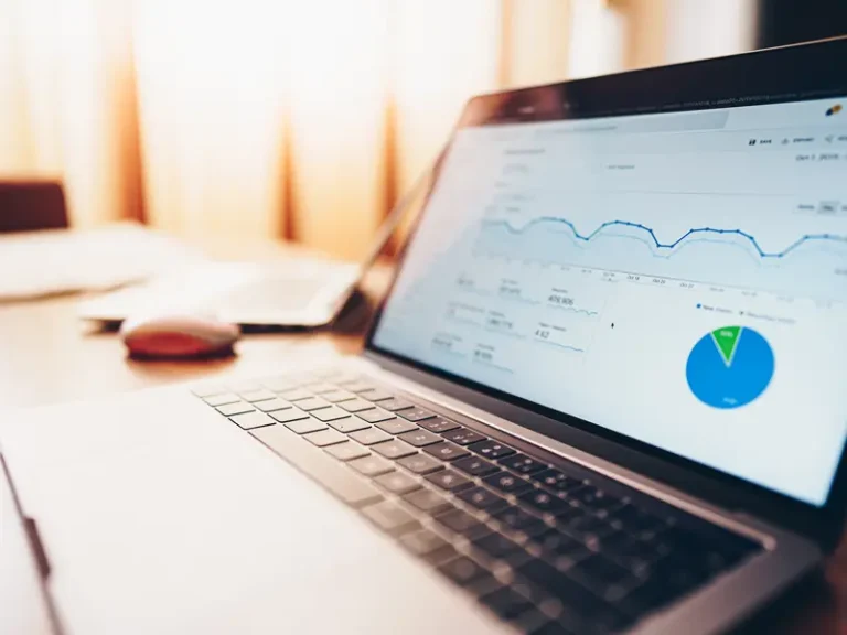 Kulcsszó optimalizálás folyamatának elemzése laptopon megjelenő SEO statisztikák segítségével