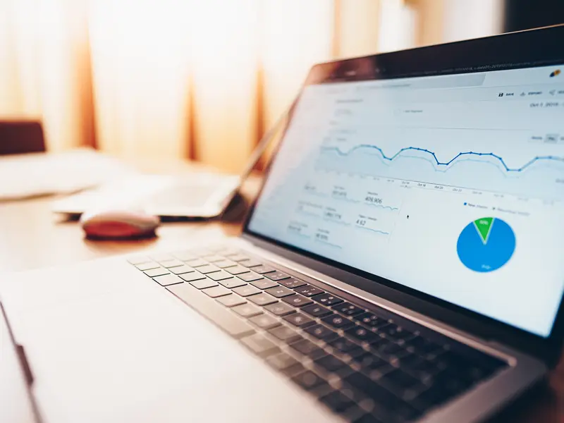 Kulcsszó optimalizálás folyamatának elemzése laptopon megjelenő SEO statisztikák segítségével